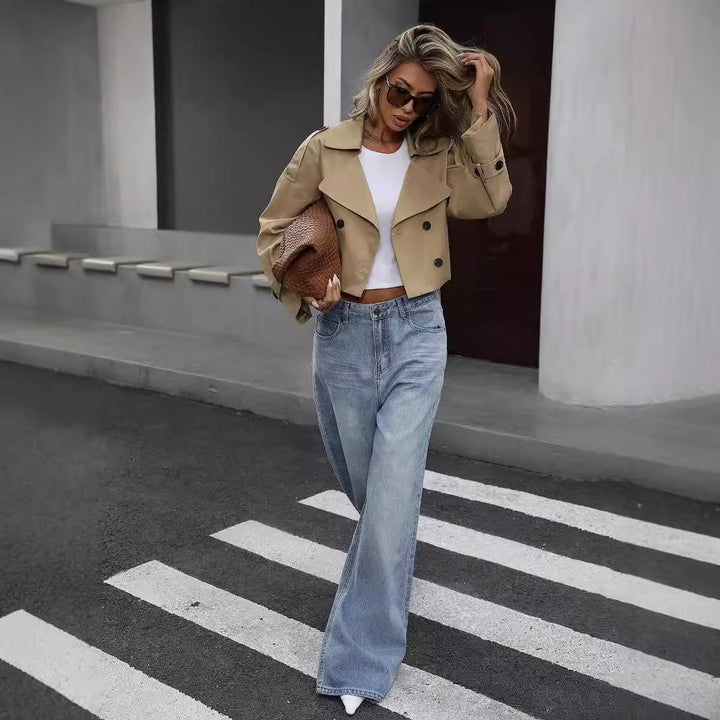 Manteau trench femme élégant, coupe courte, taille ceinturée, idéal mi-saison pour printemps et automne.