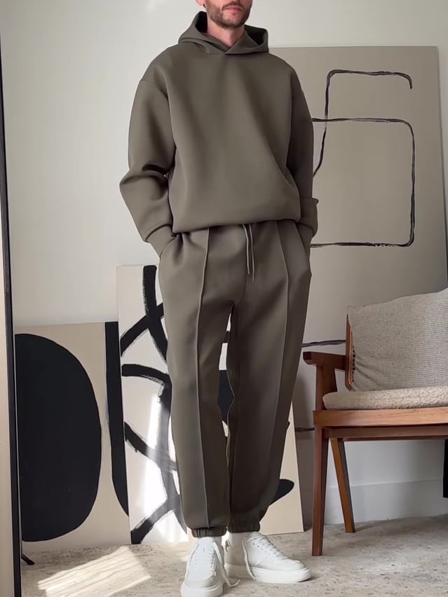 Tenue homme décontractée : ensemble jogging gris minimaliste pour détente. Vêtement confortable, style urbain moderne.