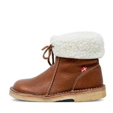 Paire de bottes femme élégantes et chaudes, idéales pour les journées pluvieuses ou enneigées.