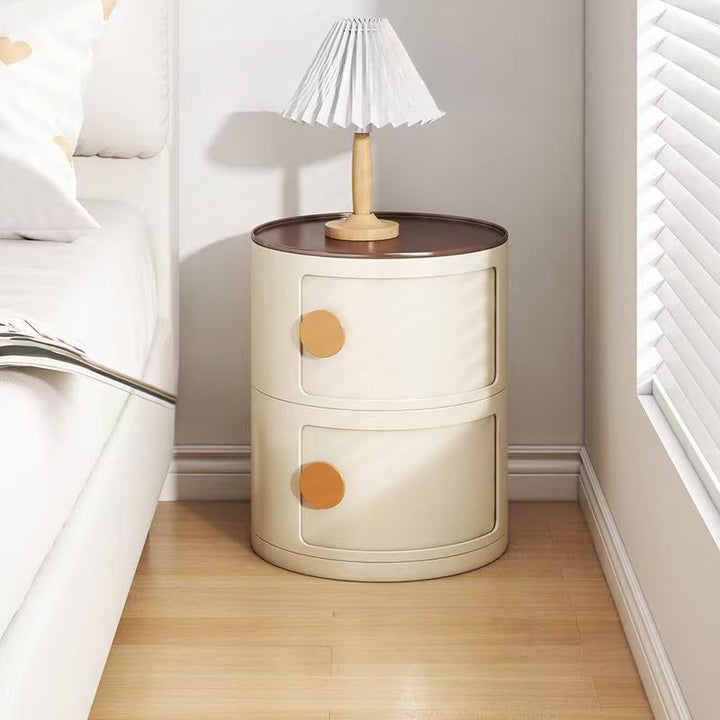 Table de nuit ronde beige, un meuble rangement compact et esthétique pour une chambre contemporaine.