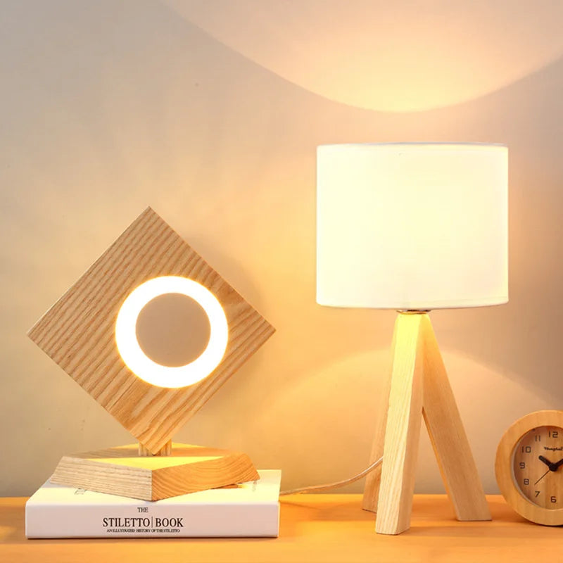 Lampe de table design contemporain en bois avec éclairage LED. Parfaite pour créer une ambiance chaleureuse dans le salon ou la chambre.