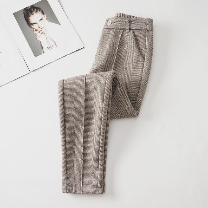 Pantalon gris chaud pour femme, confortable et élégant. Idéal pour l'hiver et le style décontracté.