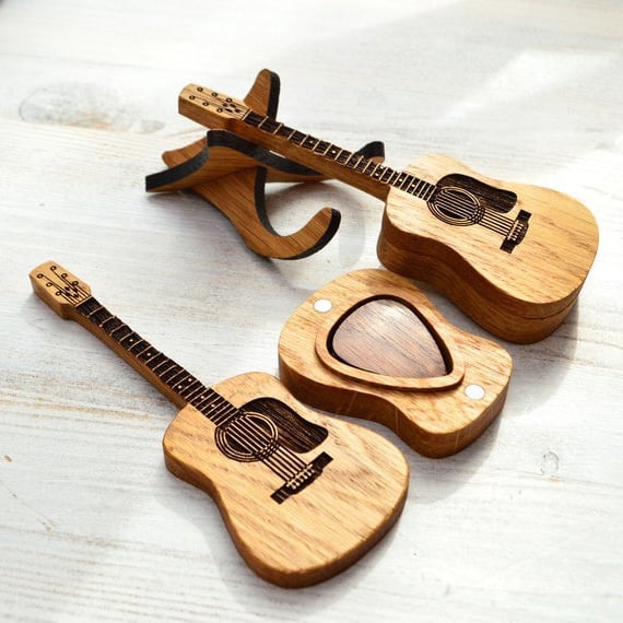 Rangement guitare en bois de chêne. Organisateur élégant pour médiators, idéal pour décoration musicale.
