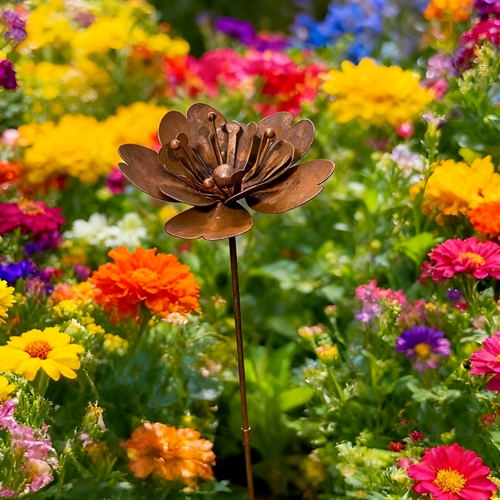 Piquet de jardin décoratif avec fleur en métal patiné, parfait pour créer une lumière d'ambiance chaleureuse.