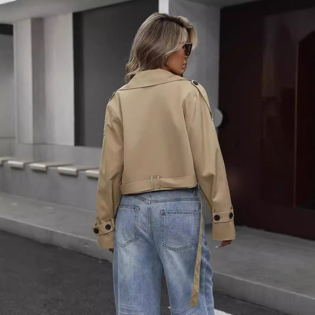 Trench femme Selah chic et moderne, court, avec ceinture, un essentiel pour le printemps et l'automne.