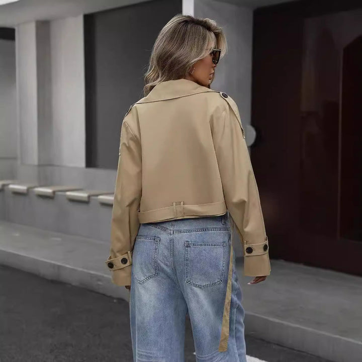 Trench femme Selah chic et moderne, court, avec ceinture, un essentiel pour le printemps et l'automne.