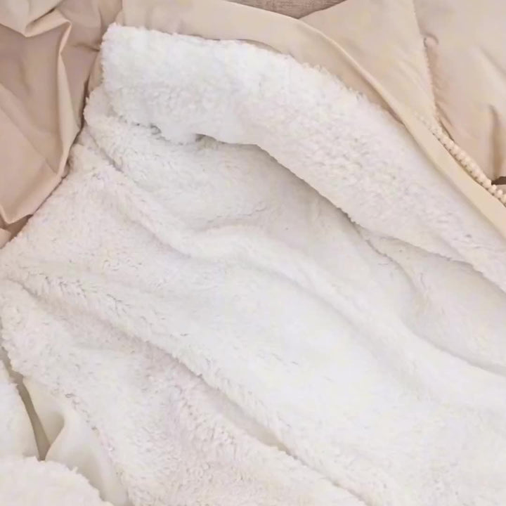 Grenouillère bébé hiver luxe, combinaison chaude et douillette pour le confort des nouveau-nés et enfants.