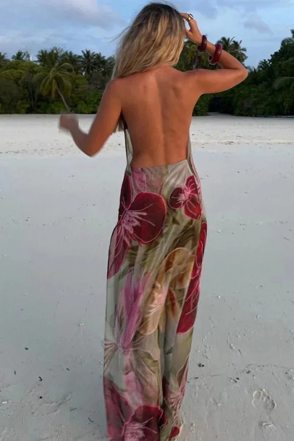 Robe d'été longue et florale pour femme, bretelles délicates, silhouette élégante et décontractée, look frais.