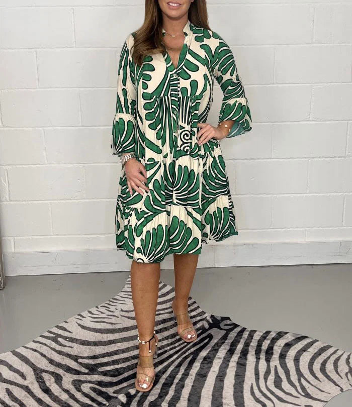 Robe imprimée fluide, coupe mini chemise pour femme, tendance été, look élégant et léger.