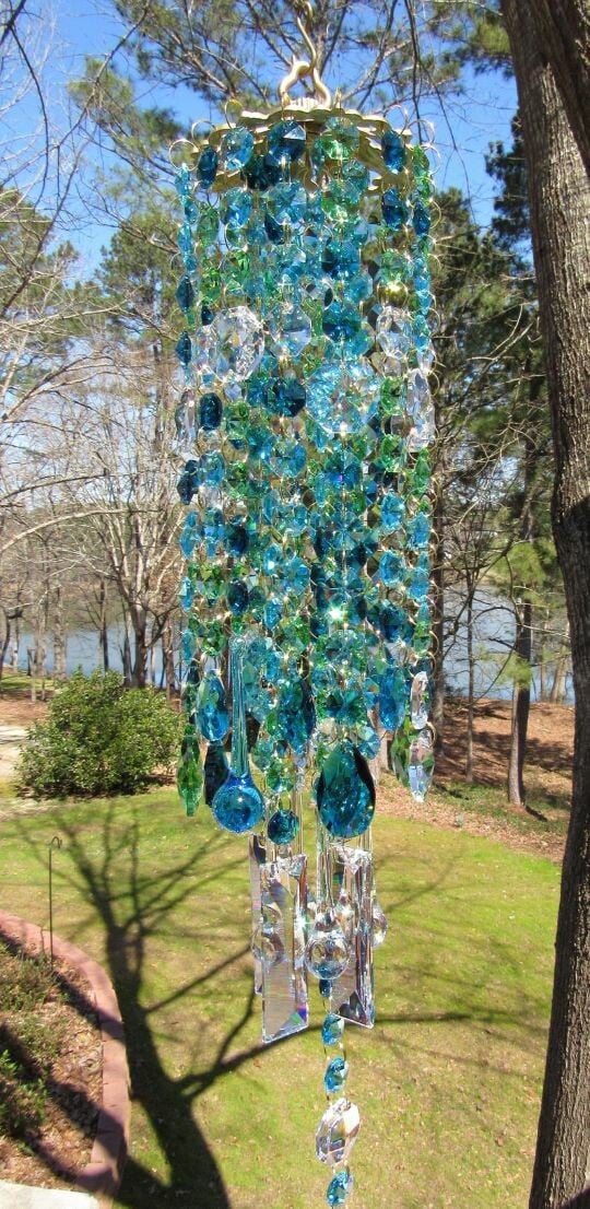Carillon éolien en cristal, pour une harmonie douce et relaxante dans le jardin ou la véranda.