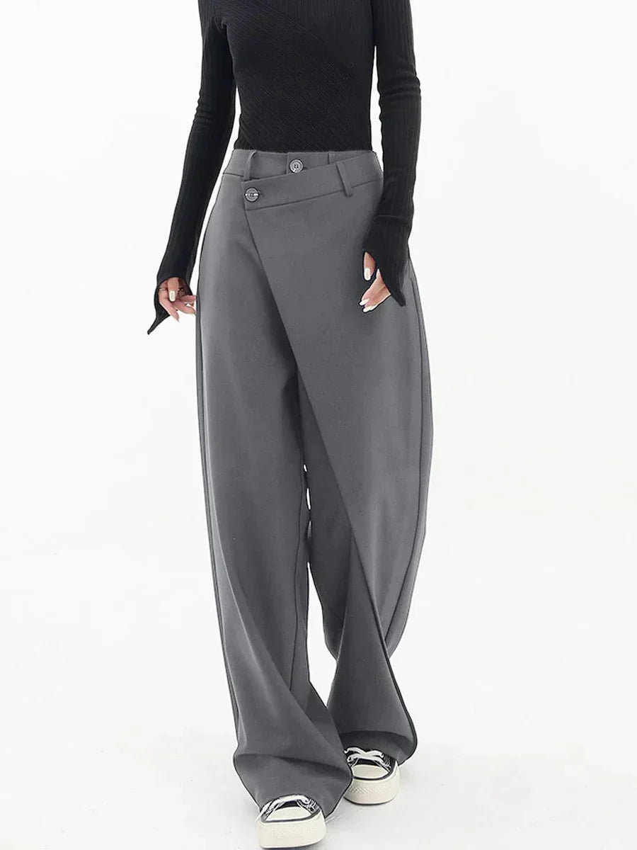 Femme marchant en pantalon ample. Look décontracté, confortable et stylé pour le quotidien printemps-été.