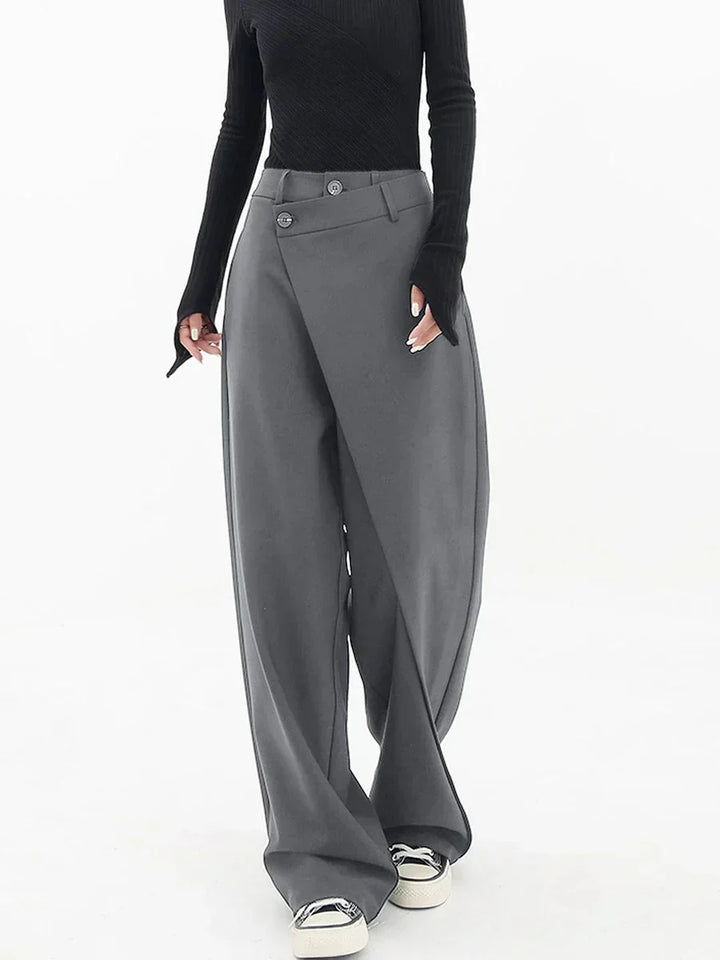 Femme marchant en pantalon ample. Look décontracté, confortable et stylé pour le quotidien printemps-été.