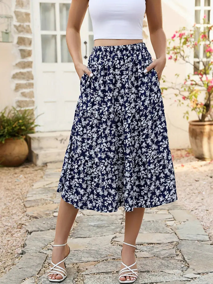 Jupe fleurie femme pour l'été, évasée et dotée de poches discrètes. Vêtement femme chic et léger.