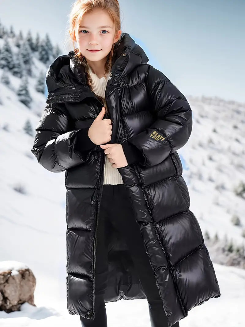 Manteau fille hiver long noir matelassé avec capuche. Vêtement enfant chaud et coupe-vent pour la protection.