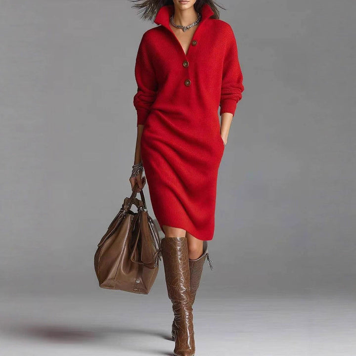 Robe femme confortable, style pull, col montant à boutons, manches longues. Mode automne hiver.