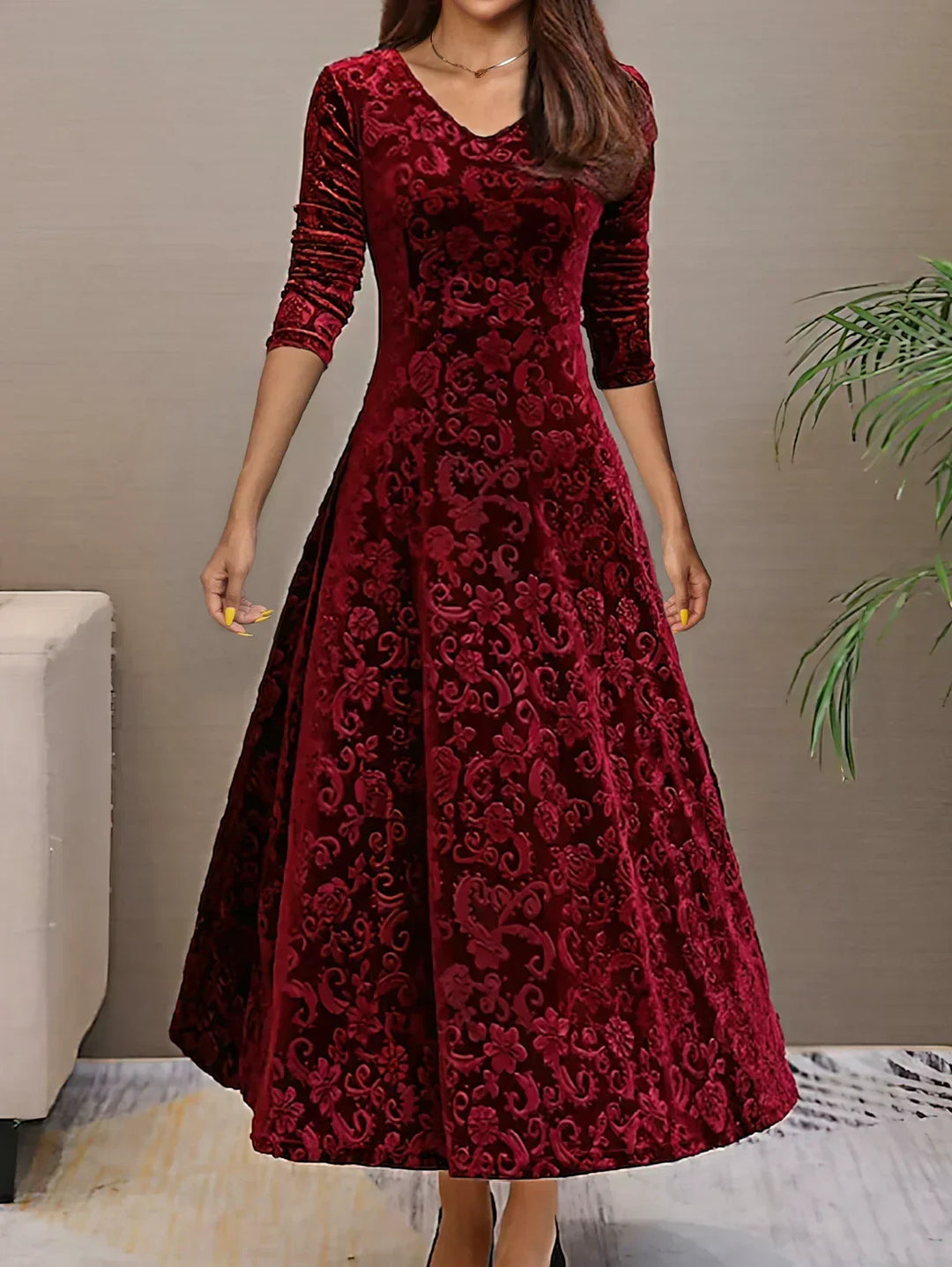 Robe de fête femme à col V, imprimé floral, coupe élégante, parfaite pour occasions estivales.