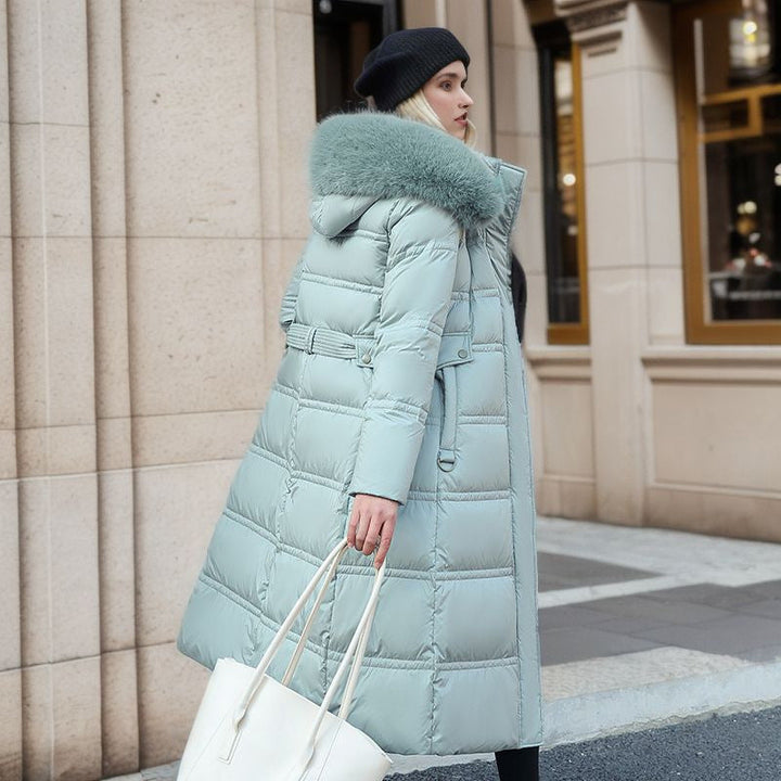 Détails du manteau long Elivia femme: élégant, chaud, avec capuche, parfait pour tout l'hiver.