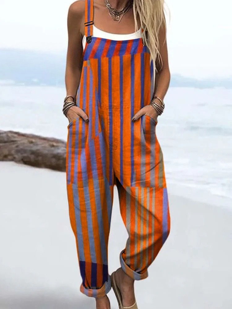Combinaison femme à rayures multicolores pour un look d'été décontracté et chic, parfaite pour les vacances.