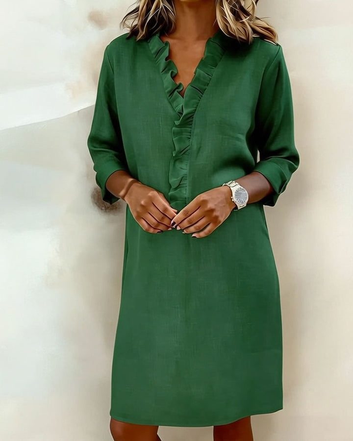 Robe confortable coupe droite femme, col V et volants, look élégant au quotidien.