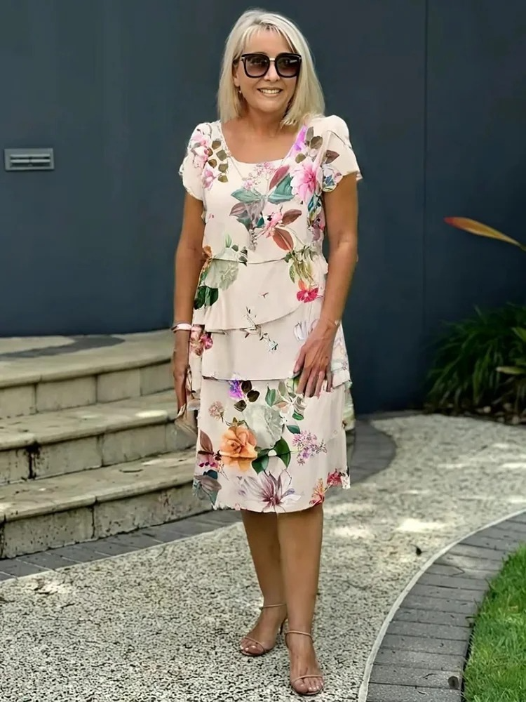 Robe florale ajustée femme élégante, style mode chic, parfaite pour cocktails et événements de saison.