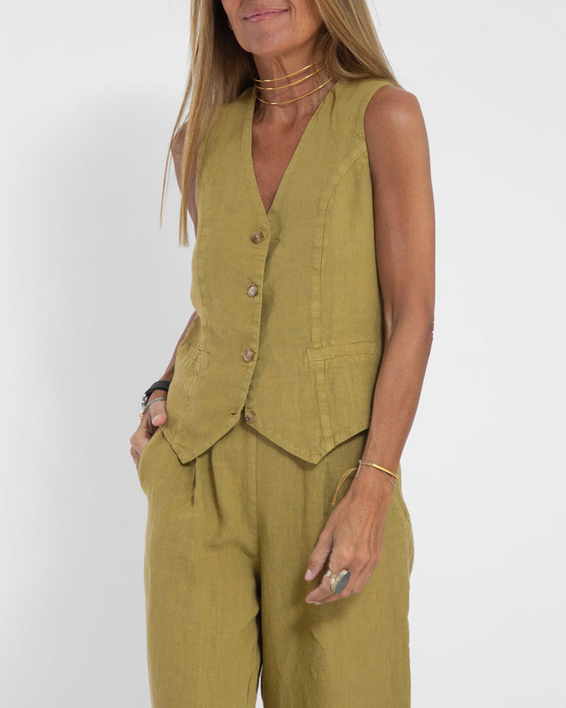 Mode été femme : ensemble chic décontracté en lin, gilet et pantalon ample.