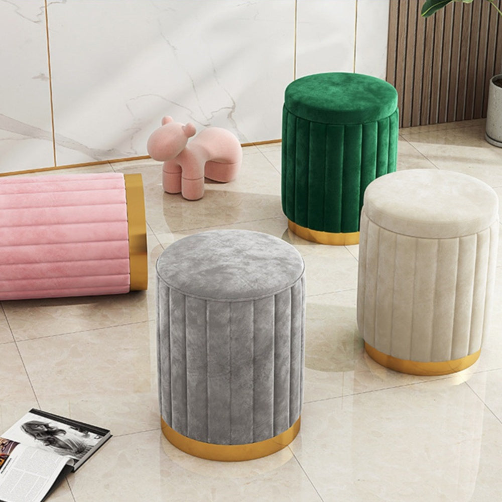 Meuble polyvalent: pouf, rangement, miroir. Idéal pour une décoration scandinave tendance.