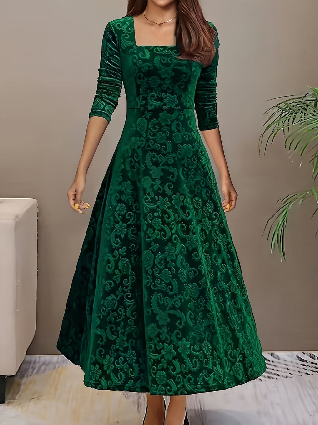 Robe de fête longue en velours stretch pour femme, coupe flatteuse, parfaite pour un cocktail. Élégance assurée.