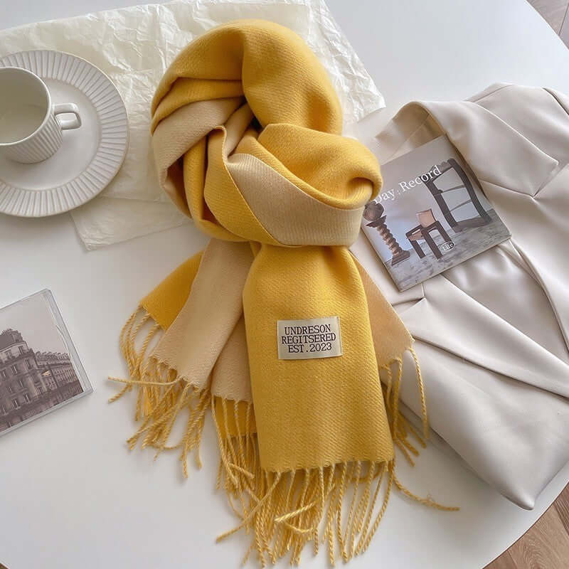 Douceur et confort luxe : écharpe réversible en cachemire pour femme, accessoire mode chaleur pour l'hiver.