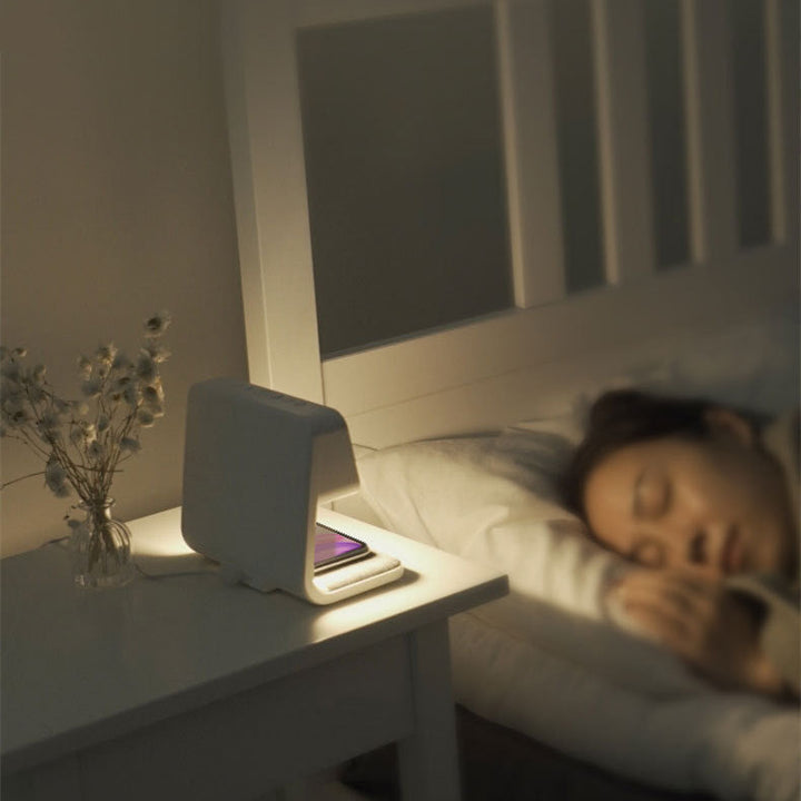 Lampe multifonction 3-en-1 pour bureau : chargeur, réveil et lampe LED. Optimise l'espace de travail.