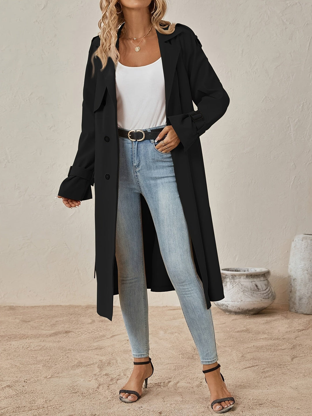 Trench féminin élégant, style long et structuré, idéal pour tenue professionnelle ou décontractée.