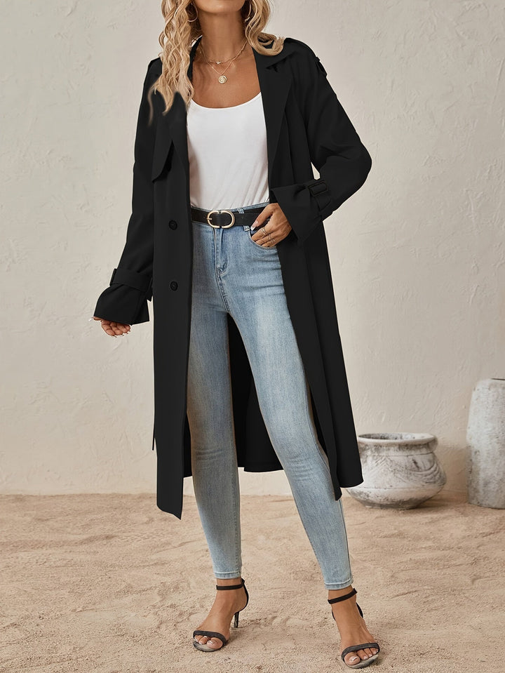 Trench féminin élégant, style long et structuré, idéal pour tenue professionnelle ou décontractée.