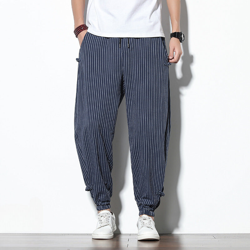 Pantalon rayé homme polyvalent, chic et décontracté. Confort optimal pour un style élégant et moderne en toute saison.