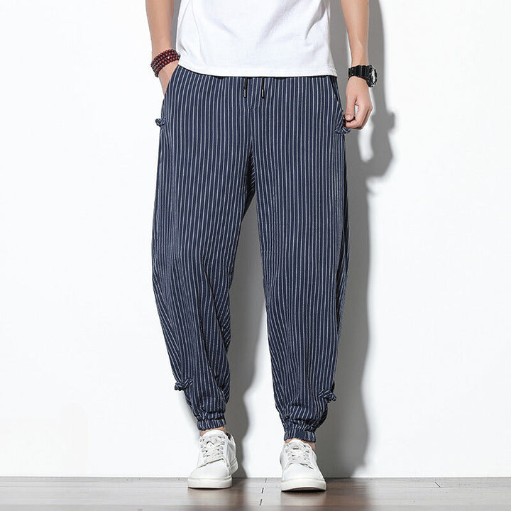 Pantalon rayé homme polyvalent, chic et décontracté. Confort optimal pour un style élégant et moderne en toute saison.
