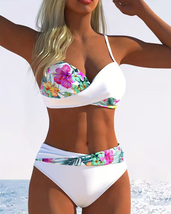 Bikini femme floral élégant, idéal pour les vacances d'été à la plage. Maillot deux pièces à bretelles fines.