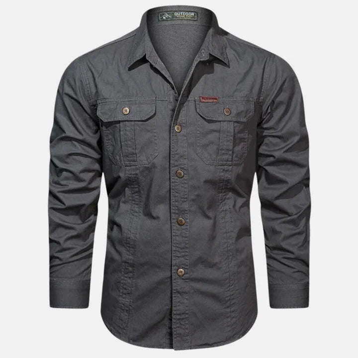 Chemise cargo homme moderne, parfaite pour un style casual ou une tenue plus habillée. Vêtement masculin polyvalent.