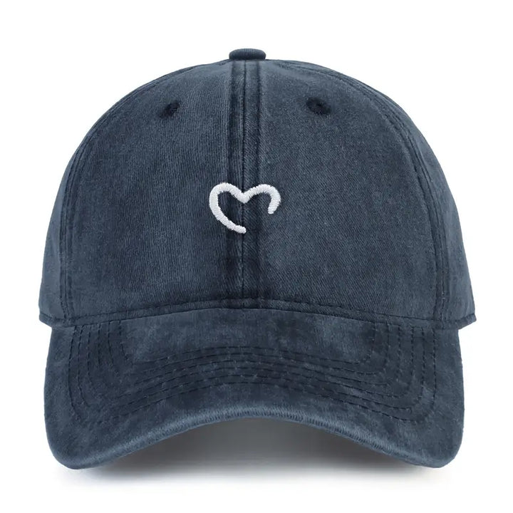 Casquette femme brodée cœur, style minimaliste décontracté. Chapeau mode ajustable, accessoire essentiel.