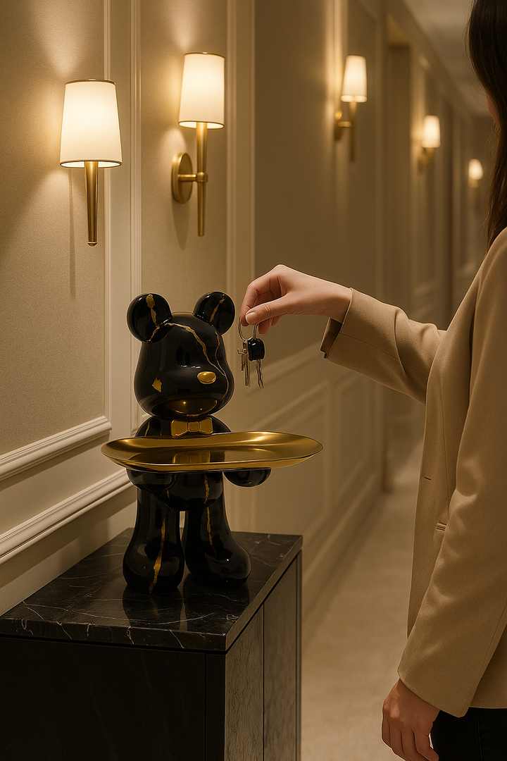 Figurine d'ours moderne en résine, supportant un plateau pour rangement élégant dans salon ou entrée.