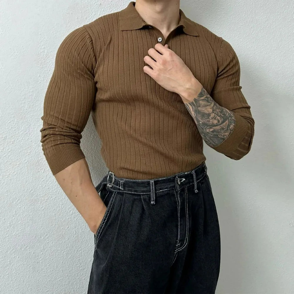 Détail: texture du pull homme décontracté à manches longues, matière douce et chaude, vêtement hiver.