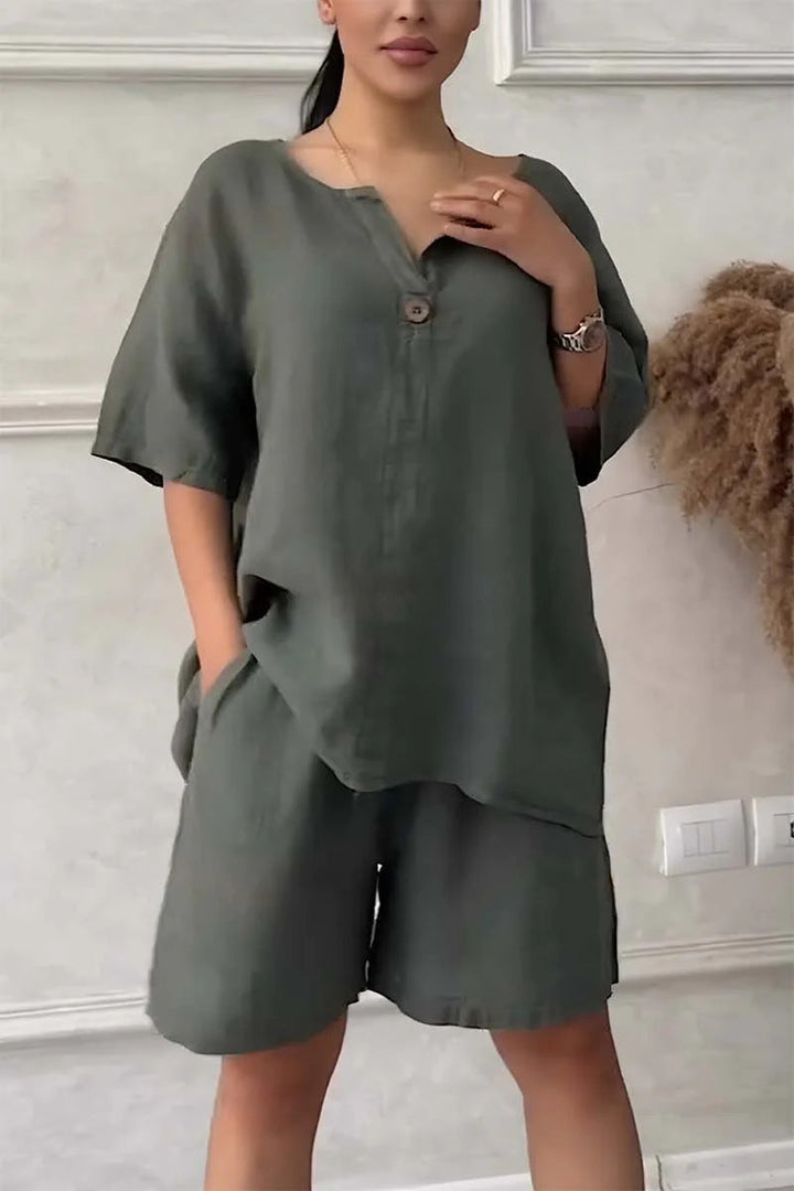 Mode femme été: ensemble décontracté avec chemisier stylé et short taille haute. Confort et élégance.