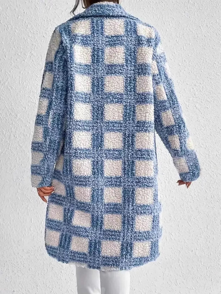 Manteau long femme à motifs géométriques. Veste élégante pour un look d'automne moderne et confortable.