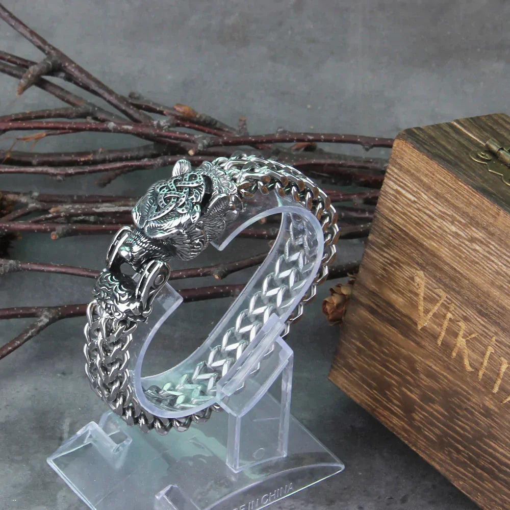 Bracelet viking en argent pour homme, motif détaillé, bijoux nordiques de force et style unique.