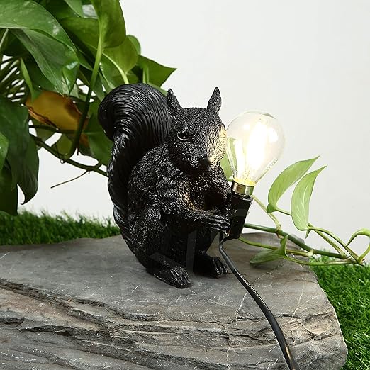 Luminaire d'appoint LED en forme d'écureuil, idéal pour créer une ambiance douce et scandinave dans votre salon ou chambre.