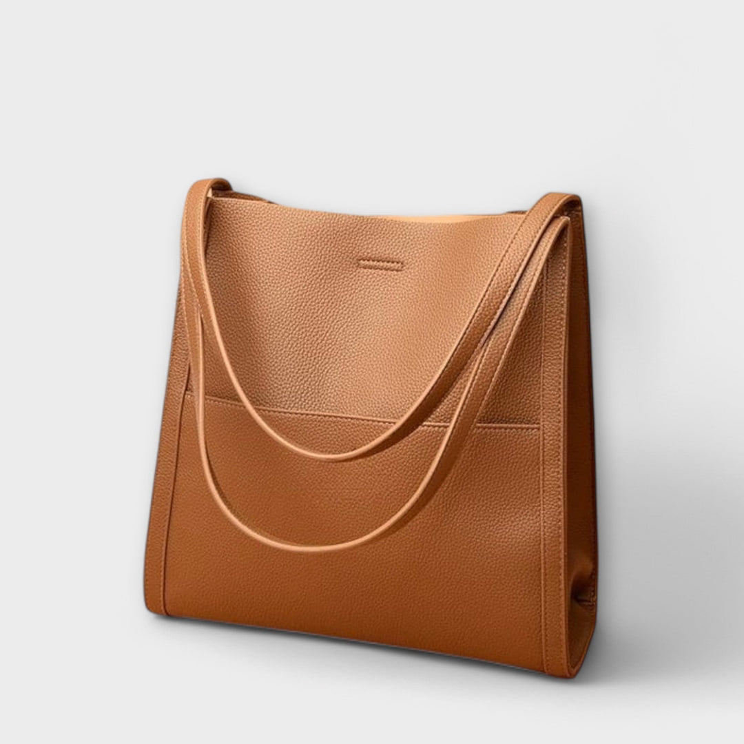 Femme portant un sac à main en cuir fait main. Accessoire de mode élégant, parfait pour le quotidien ou une sortie.