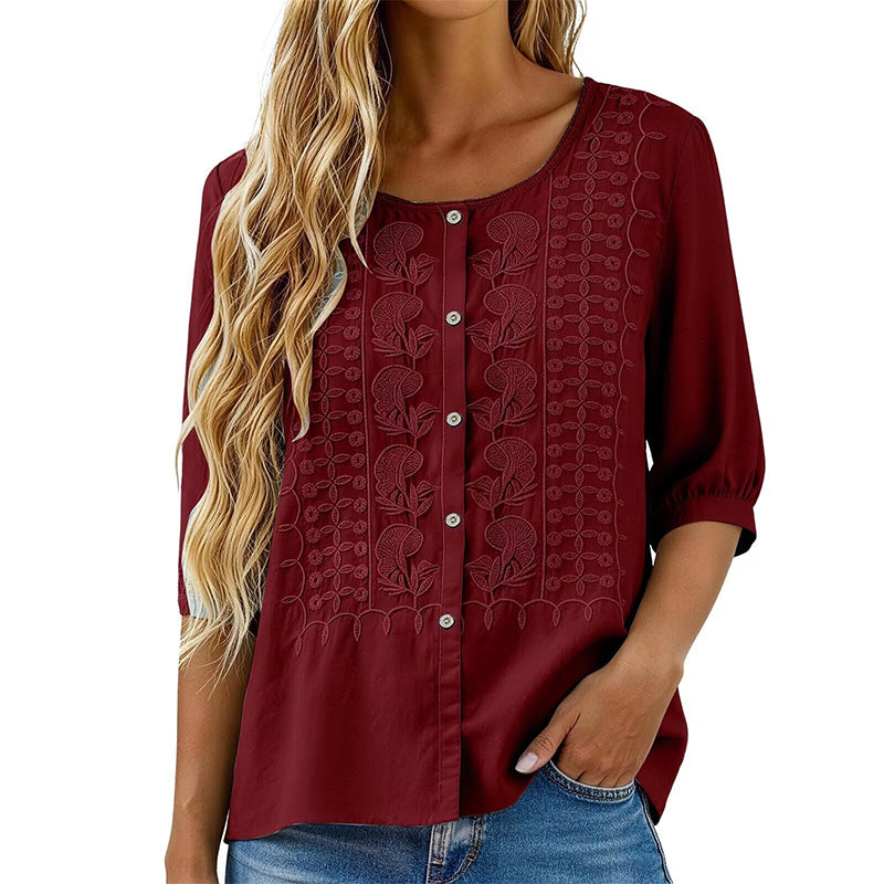 Blouse fleurie femme avec broderie délicate, manches 3/4. Style décontracté et élégant.