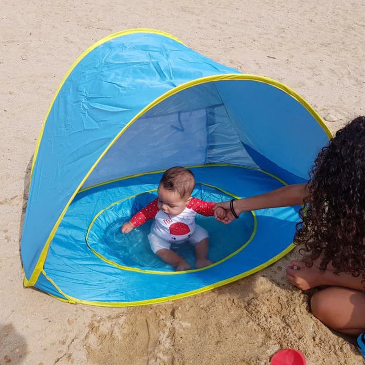 Tente anti-UV portable pour bébé à la plage, offrant une protection solaire fiable et une ombre confortable pour les enfants.