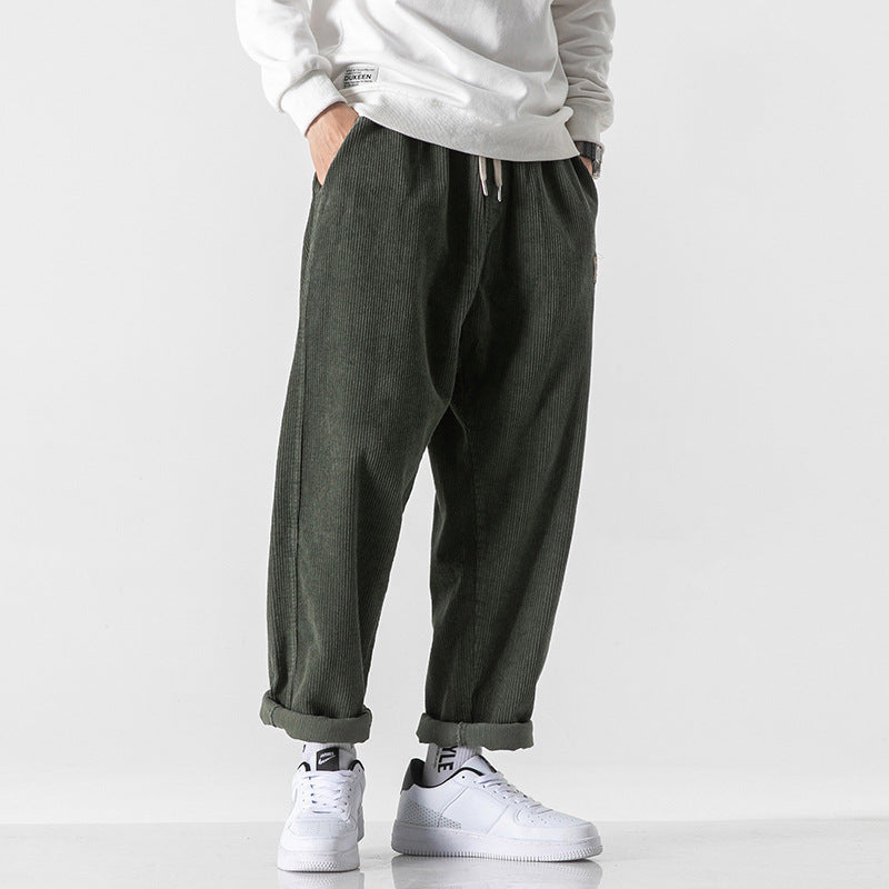 Pantalon décontracté homme texturé, coupe droite élégante, polyvalent. Idéal pour un look automne-hiver masculin.