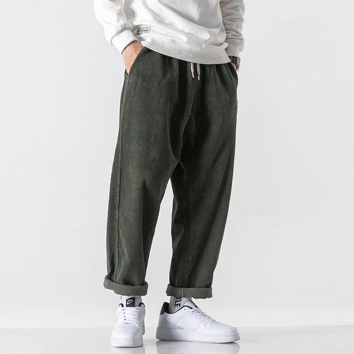 Pantalon décontracté homme texturé, coupe droite élégante, polyvalent. Idéal pour un look automne-hiver masculin.