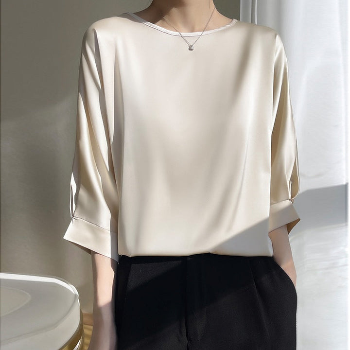 Haut femme moderne à col rond, fluide et chic, parfait pour un look élégant et décontracté.