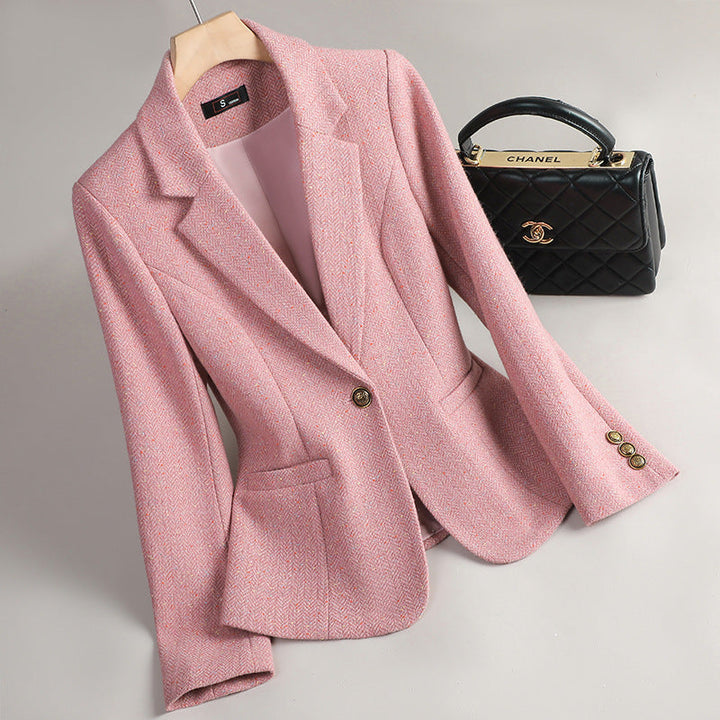 Blazer femme rose chic, coupe classique et professionnelle. Veste élégante pour bureau, tenue formelle.