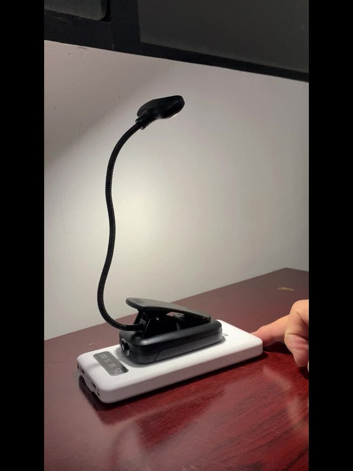 Éclairage LED pour lecture avec pince et cou flexible, léger et autonome pour une utilisation facile.